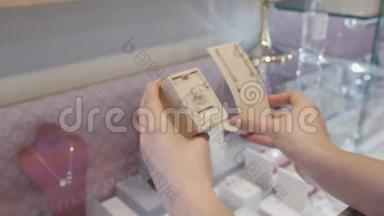 在一家豪华珠宝店的橱窗上，手戴手套可以买到专属戒指